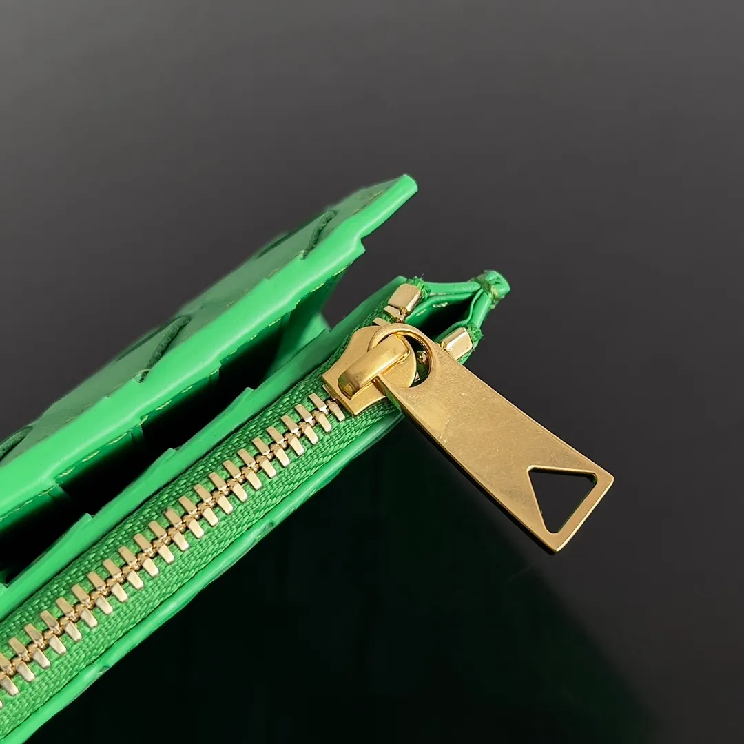 Batch 960 of BOTTEGA VENETA’s new woven small wallets are now shipping! ! ! 🥰🥰Made of carefully selected first-layer sheepskin fabric, this small luxury wallet has an elegant appearance and is also full of practicality. It can store change, driver's license and various cards at the same time. It is so small that it can be put in your pocket and carried with you. It is really convenient [Applause][Applause] Style No.: 667468 Size: 14.5*9.3*2cm